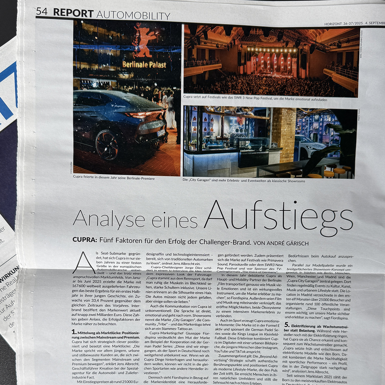 Artikel in der 'HORIZONT' mit dem Titel 'Analyse eines Aufstiegs': Drei Fotos: Ein Cupra-Auto vor dem Berlinale Palast bei Nacht, ein Konzertsaal mit Publikum und Bühne, sowie ein moderner Showroom mit Sitzgelegenheiten und Fahrzeugen.