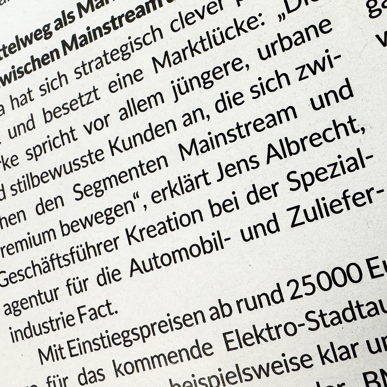 Ausschnitt aus einem Text mit klar lesbaren Worten wie 'Jens Albrecht', 'Automobil- und Zulieferindustrie Fact' und 'Mit Einstiegspreisen ab rund 25000'.